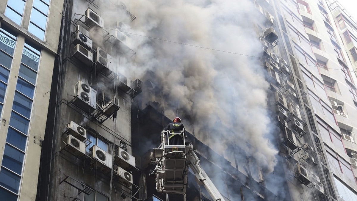 Bangladesz: Pożar wieżowca. Ludzie uwięzieni w budynku