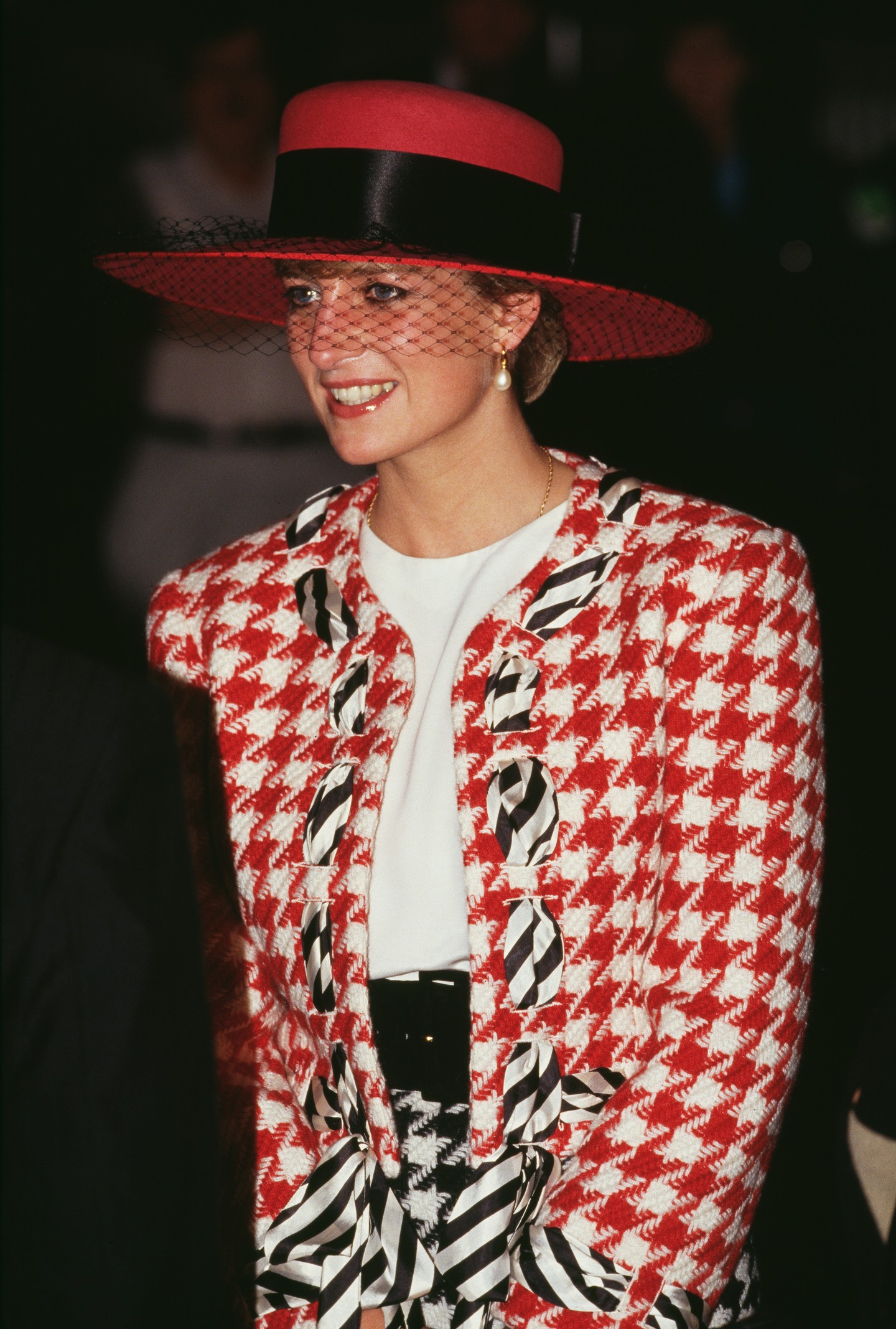Diana hercegnő tyúklábmintás Moschino kosztümben és Philip Somerville kalapban 1991-ben