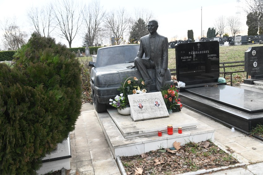 Spomenik Mirku Vasiljeviću u obliku automobila