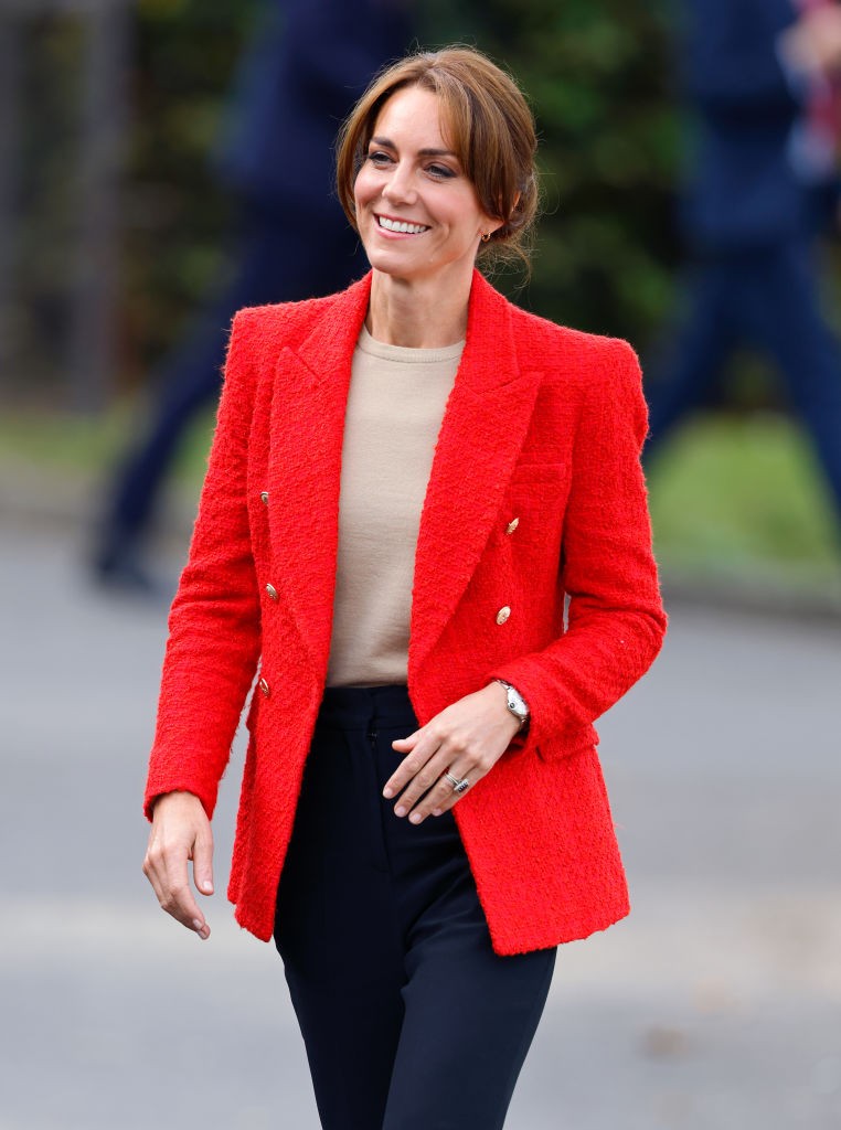 Katalin hercegné piros blézere drágának tűnik, de valójában nagyon nem az
