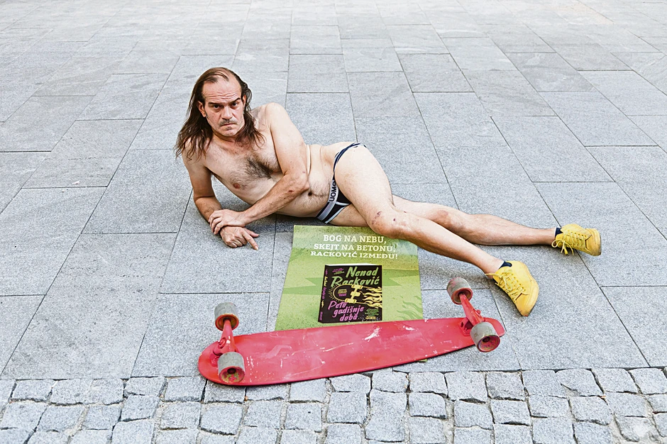 Bog na nebu, skejt na betonu, Racković između