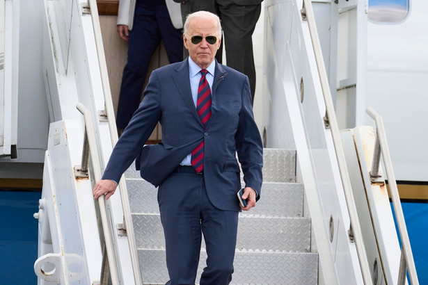 Joe Biden paraduje w sportowych butach