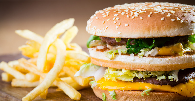 Zbyt częste jedzenie produktów typu fast food może negatywnie wpływać na nasze zdrowie