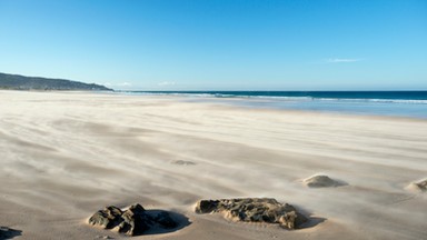 Hiszpanie "odkazili" plażę chlorem. Ekolodzy zszokowani