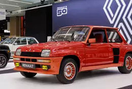 Renault 5 debiutowało 50 lat temu, ale do dziś nie brakuje mu młodzieńczego wigoru. W czym tkwiła tajemnica jego sukcesu?