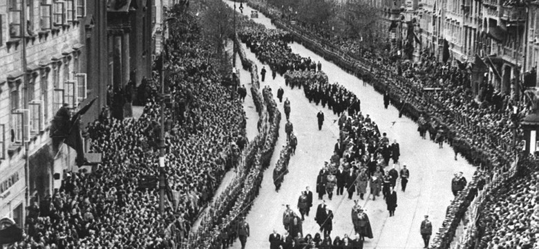 Ćwierć miliona ludzi żegnało marszałka. ZDJĘCIA z pogrzebu Piłsudskiego