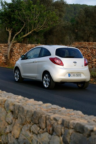 Poza tym autko wygląda znacznie szykowniej - ma lakierowane klamki i lusterka. Fakt to kosmetyka, ale właśnie dzięki niej ka jest bardziej sexy…