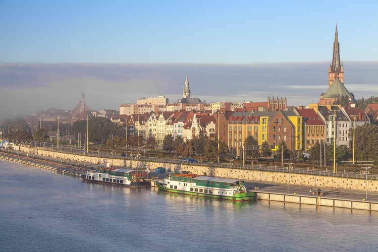 Szczecin z racji nadgranicznego położenia i bliskości Morza Bałtyckiego, dostępnego przez żeglowną Odrę oraz Zalew Szczeciński, Szczecin stał się ośrodkiem gospodarczym regionu. Znajduje się tu port morski, stocznie remontowe, jachtowe oraz żeglugi morskiej. Miasto jest ośrodkiem turystycznym z dużą liczbą zabytków. W Szczecinie objętych ochroną prawną jest ok. 270 zabytków nieruchomych[26], a samo miasto znajduje się na Europejskim Szlaku Gotyku Ceglanego. Reprezentacyjną część Szczecina stanowią Wały Chrobrego, tworzące nad Odrą tarasy widokowe o długości 500 m. Sąsiadują one z budynkami użyteczności publicznej o monumentalnej architekturze, takimi jak Gmach Główny Muzeum Narodowego w Szczecinie, gmach Akademii Morskiej w Szczecinie i Gmach Urzędu Wojewódzkiego. Szczecin stanowił siedzibę książęcą, dzięki czemu w mieście powstał Zamek Książąt Pomorskich. O przeszłości miasta świadczą również pozostałości umocnień miejskich, jak Baszta Siedmiu Płaszczy lub bogato zdobione Brama Portowa i Brama Królewska. Jedną z wyróżniających się budowli w Szczecinie jest bazylika św. Jakuba, która stanowi dominantę ulicy Wyszyńskiego. Inne kościoły, na które należy zwrócić uwagę noszą wezwania: św. Jana Ewangelisty, św. Piotra i św. Pawła oraz św. Jana Chrzciciela. Dużą wartość historyczną mają także niewielkie kościoły, o średniowiecznym rodowodzie, położone w peryferyjnych osiedlach miasta: na Stołczynie, Krzekowie i Pomorzanach. W Szczecinie znajduje się wiele byłych rezydencji, takich jak: Pałac Pod Głowami, Pałac Klasycystyczny, Pałac pod Globusem, Pałac Joński, Pałac Sejmu Stanów Pomorskich, Pałac Ziemstwa Pomorskiego oraz kamienice: Kamienica Loitzów, Domki Profesorskie.