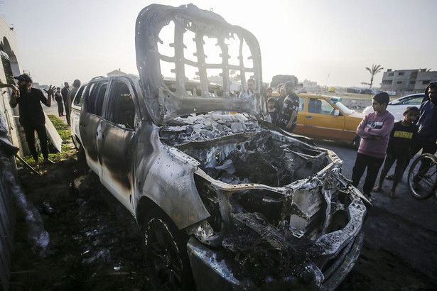 Zniszczony samochód organizacji pozarządowej World Central Kitchen w aStrefie Gazy