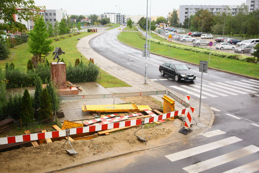 Bemowscy radni PiS: ścieżka rowerowa obraża pomnik