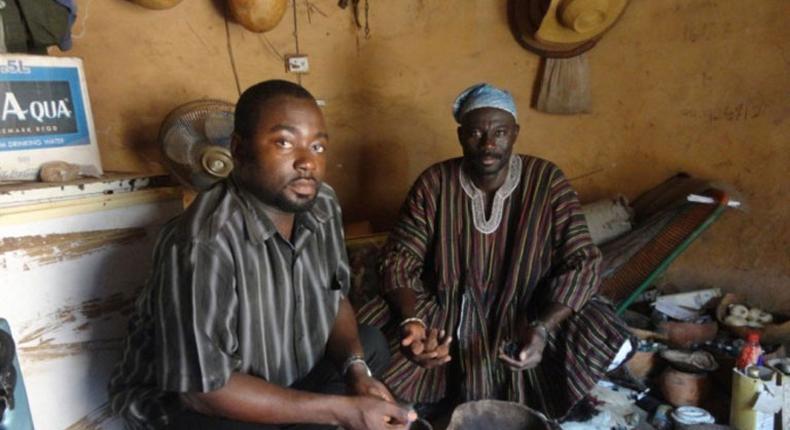 Un chercheur au CSIR, en compagnie d’un phytothérapeute traditionnel