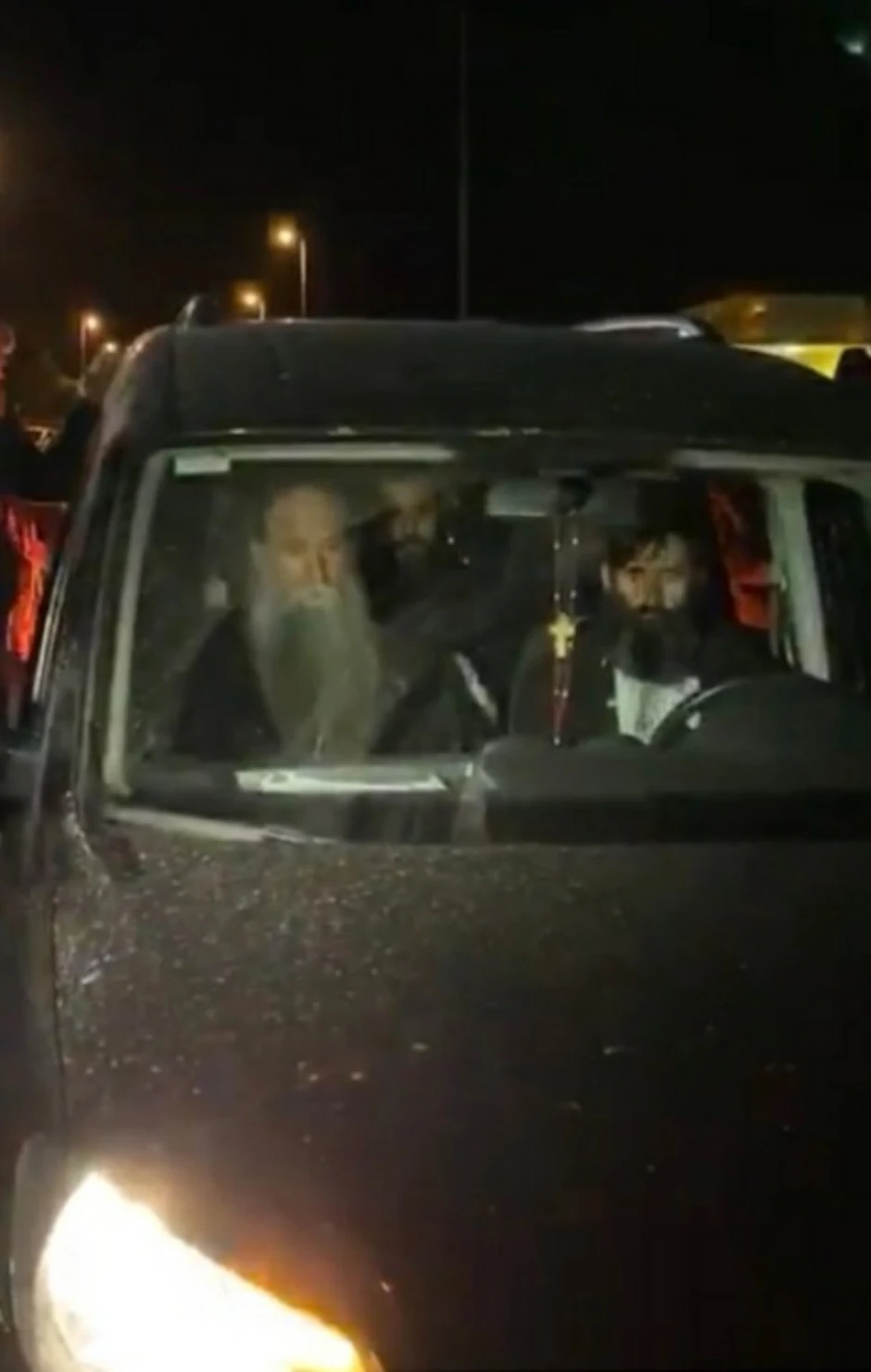 Vladika Joanikije u automobilu