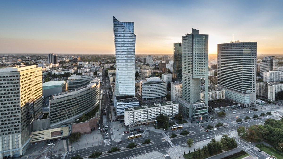 W tramwaju linii 22 w Warszawie dwóch mężczyzn okradło młodego wolontariusza. Zabrali mu telefon komórkowy i uciekli. Do zdarzenia doszło we wtorek wieczorem pomiędzy przystankami Muzeum Powstania Warszawskiego a Rondo Daszyńskiego - czytamy na stronie Eska.pl.