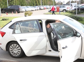 "SVAKO JUTRO!" Pevačica sa suprugom VRŠI NUŽDU U ISTO VREME: Voditelj ostao ZATEČEN kada su otkrili detalje najdublje INTIME (FOTO)