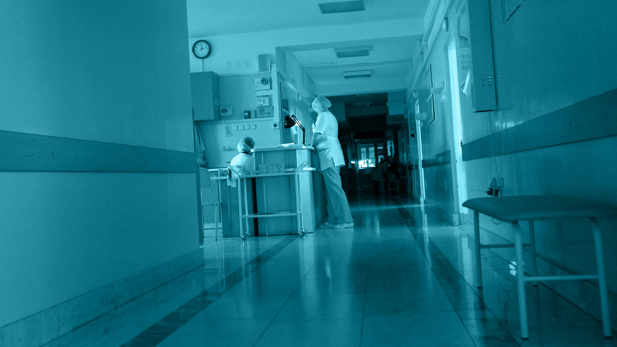 Liczba lekarzy i położnych na oddziale położniczo-ginekologicznym szpitala w Starachowicach w czasie, gdy pozostawiona bez opieki kobieta rodziła na podłodze martwe dziecko, była zgodna z przepisami – wynika z kontroli, jaką przeprowadził świętokrzyski oddział NFZ.