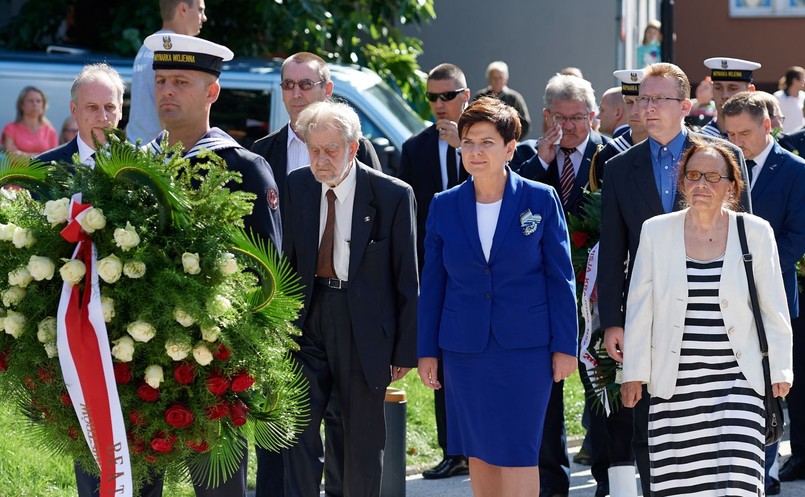 Premier Beata Szydło (3P), wojewoda pomorski Dariusz Drelich (L), działacze opozycyjni Andrzej Gwiazda (4L) z żoną Joanną Duda-Gwiazdą (P) oraz syn i wnuk Anny Walentynowicz Janusz Walentynowicz (3P) i Piotr Walentynowicz (2P) składają kwiaty przed pomnikiem Anny Walentynowicz