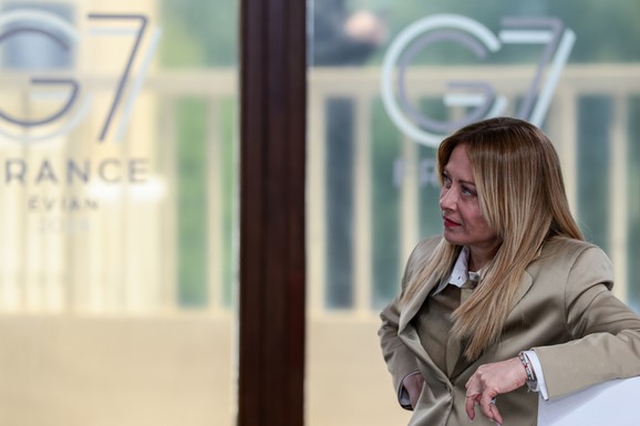 (VIDEO) ĆERKA (9) ĐORĐE MELONI ZVEZDA SAMITA G7 Zlatokosa u žutoj haljini sve vreme se krila iza mame od kamera