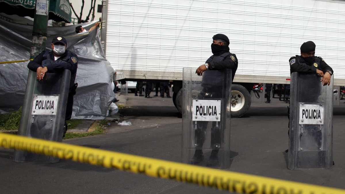 Przedstawiciele władz w meksykańskim stanie Tamaulipas poinformowali, że znaleziono ciała dwóch mężczyzn, którzy prawdopodobnie byli funkcjonariuszami zajmującymi się dochodzeniem w sprawie masakry, w której zginęło 72 emigrantów.