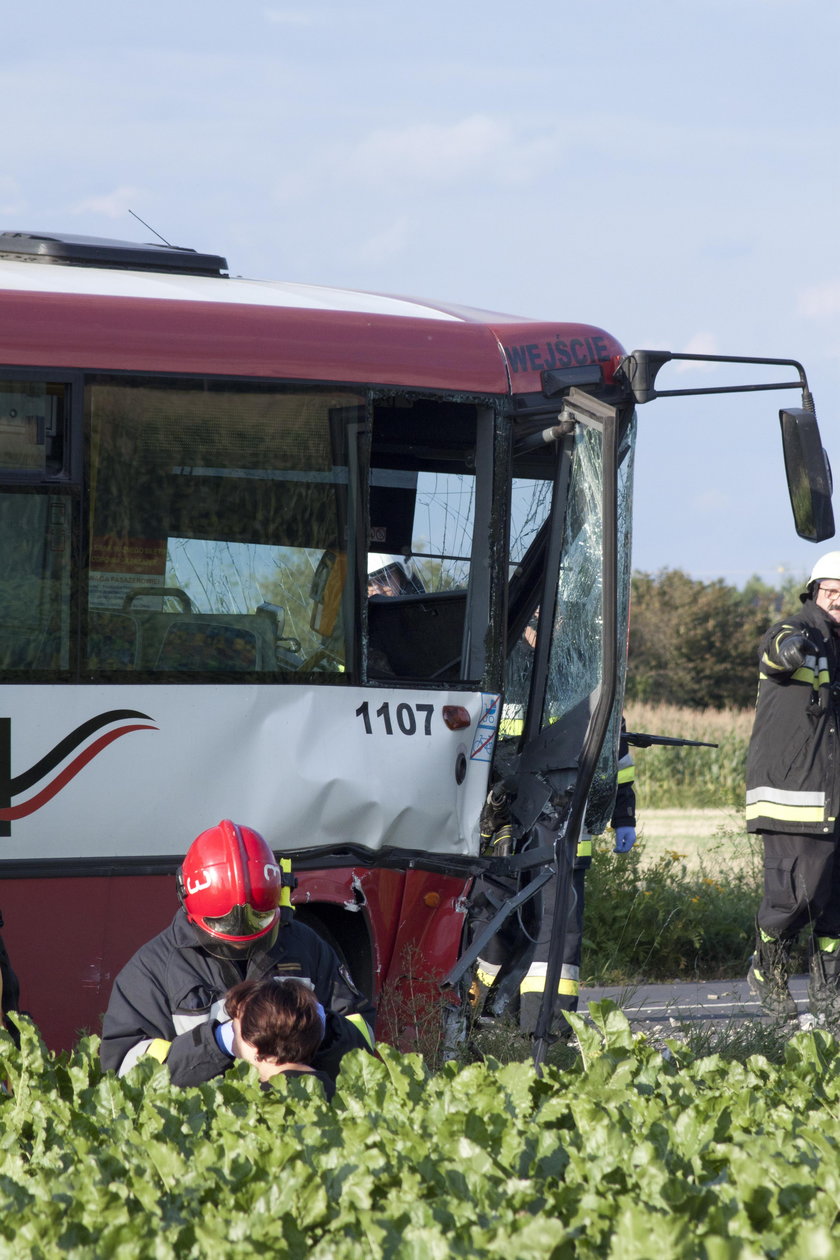 Smardzów. Autobus wpadł do rowu