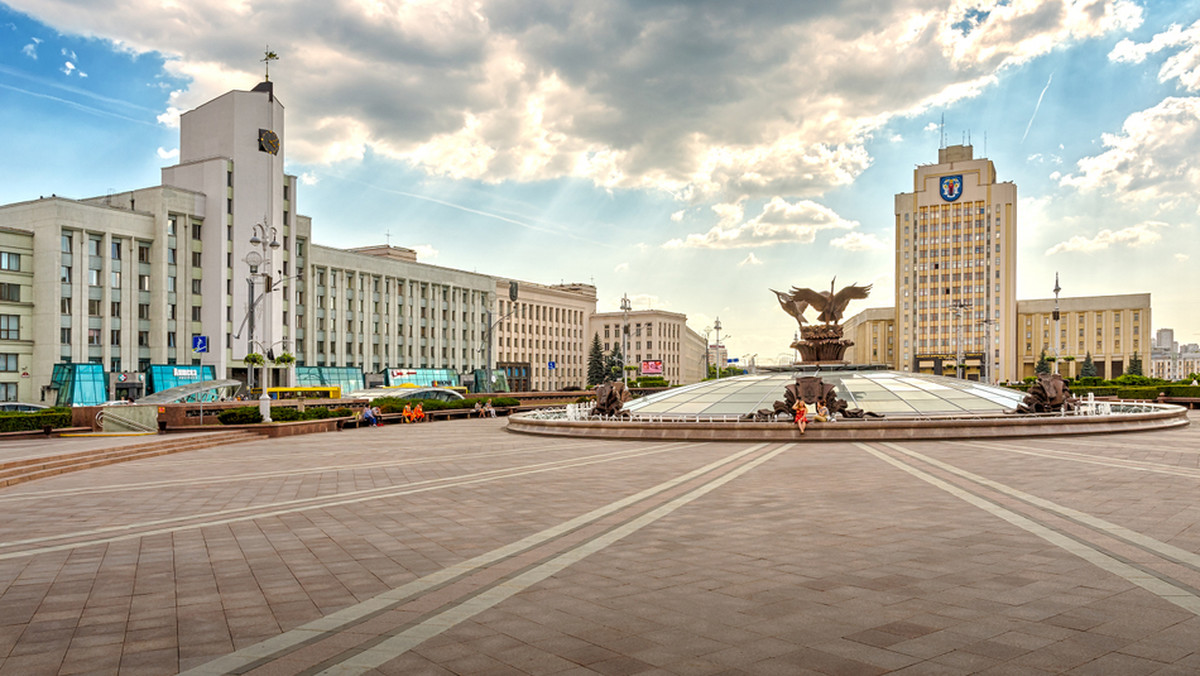 Okres przebywania na Białorusi bez konieczności posiadania wizy dla osób przylatujących na lotnisko międzynarodowe w Mińsku został przedłużony z pięciu do 30 dni. Stosowny dekret podpisał we wtorek prezydent Alaksandr Łukaszenka - poinformowała agencja BiełTA.