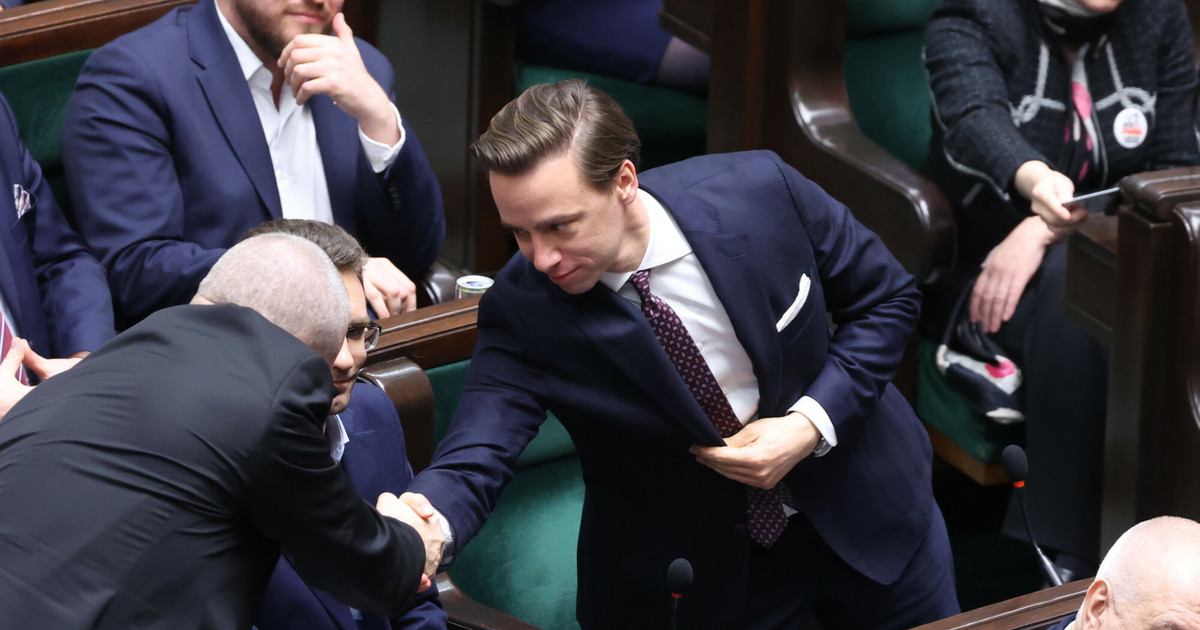 Krzysztof Bosak von der Konföderation vor dem Sejm.  Abstimmung über den stellvertretenden Marschall