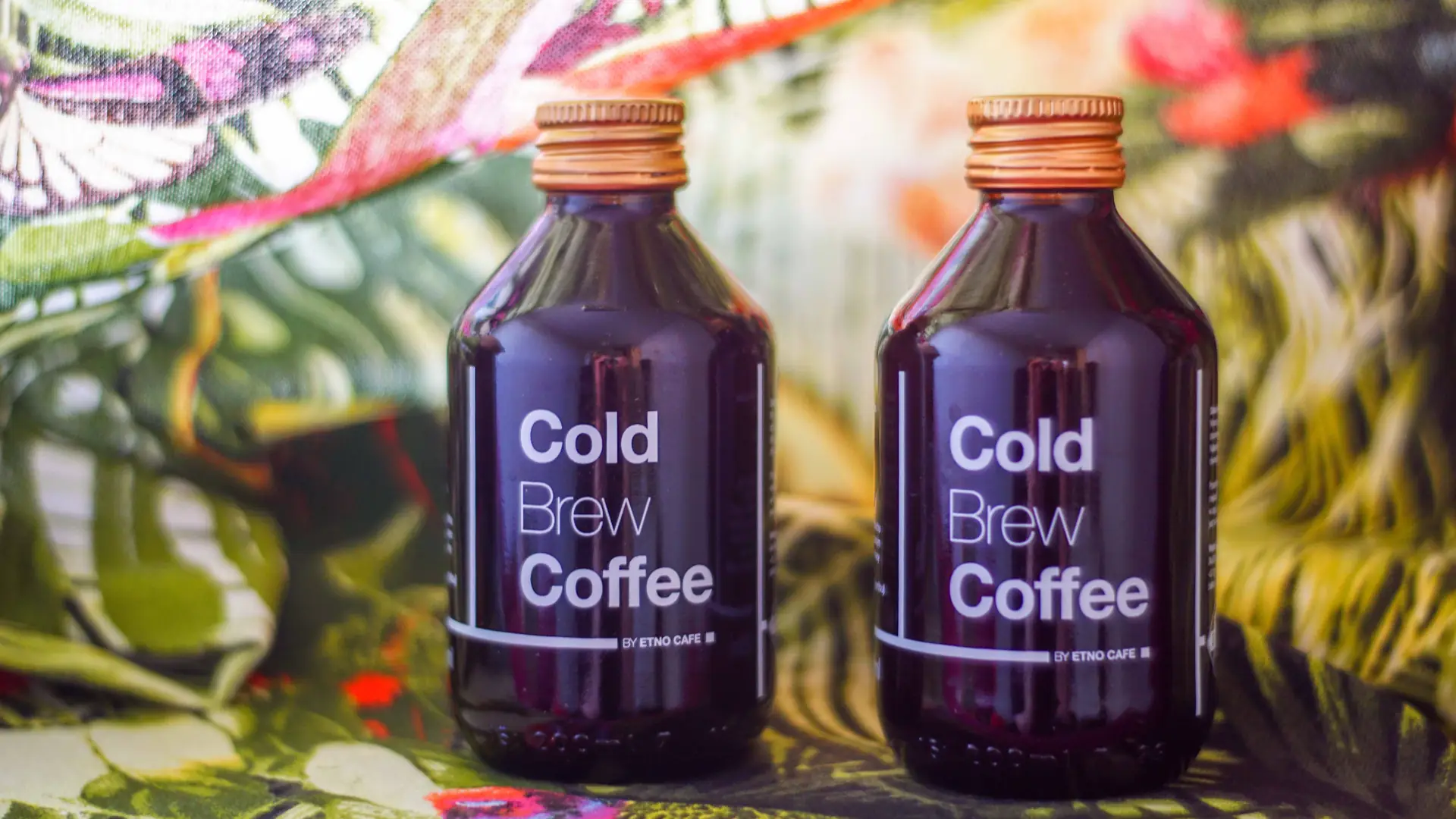 Cold brew - idealna kawa na gorące dni. Jak powstaje i gdzie można ją kupić