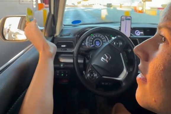"VOLIM REAKCIJU LJUDI KAD IM NA GRANICI DODAM PASOŠ NOGOM" Devojka sa krilima pokazala kako to izgleda: "Ovako smo ušli u Grčku" (VIDEO)
