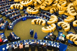 parlament europejski europosłowie biura przekręt afera