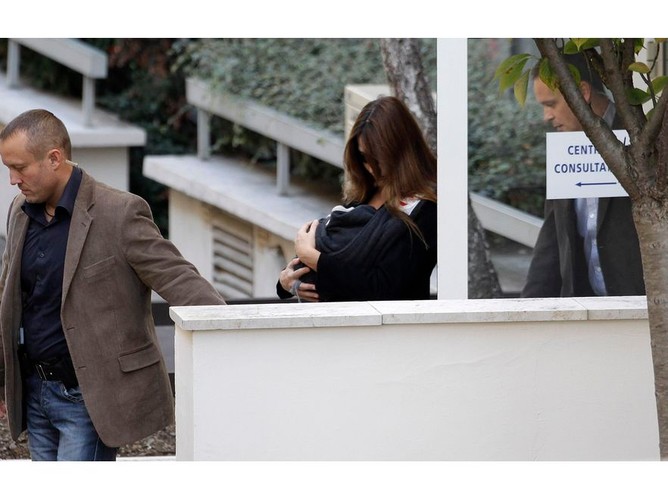 Carla Bruni z nowo narodzonym dzieckiem. Oto pierwsze zdjęcia!