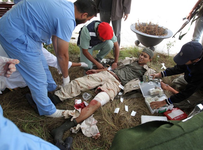 Lekarze opatrują powstańca rannego podczas walk o Syrtę