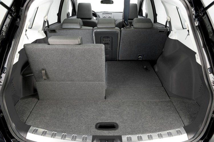 Dodatkowe fotele są wyciągane z podłogi bagażnika