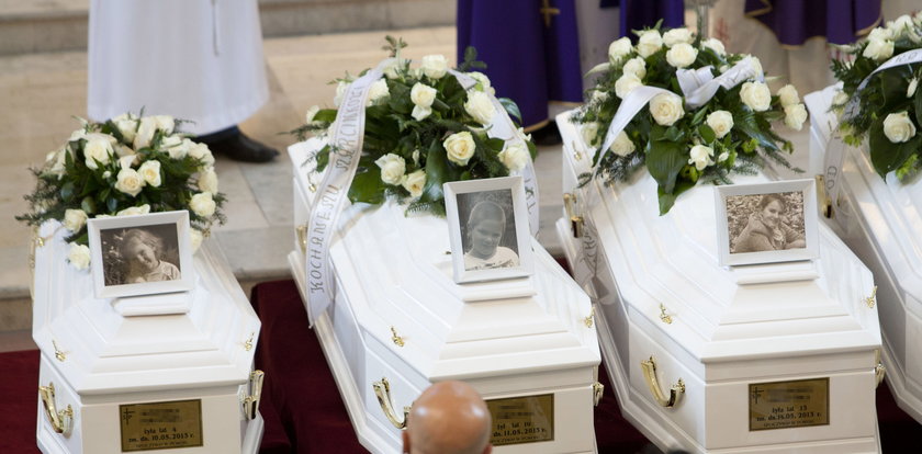 Łzy ojca nad białymi trumienkami. Pogrzeb ofiar pożaru w Jastrzębiu. ZDJĘCIA