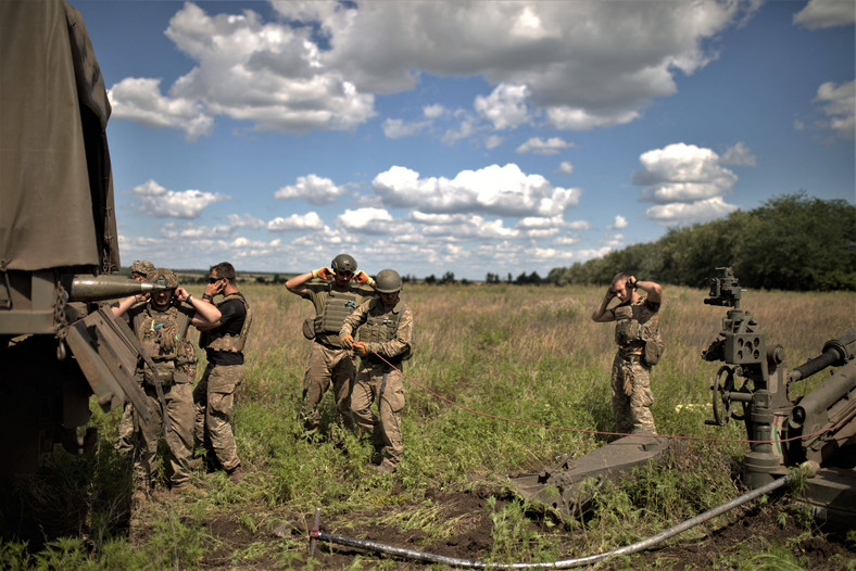 Żołnierze przygotowują się do strzału. Ukraińska dywizja artylerii wspiera żołnierzy w kontrofensywie na froncie zaporoskim z M777 w Zaporożu, Ukraina, 16 lipca 2023 r.