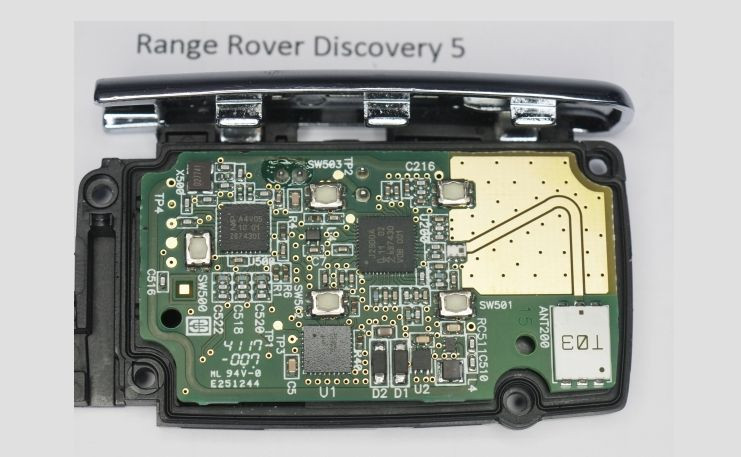 Chip zastosowany w systemie keyless nowego Discovery potrafi bardzo dokładnie sprawdzić, ile czasu zajmuje komunikacja pomiędzy kluczykiem a pojazdem. Jeśli łączenie trwa dłużej niż powinno, oznacza to, że sygnał jest wzmocniony/wydłużony (przez złodziei) i auto przestaje odpowiadać