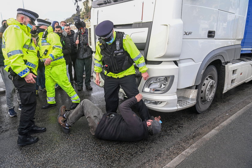 Przepychanki polskich kierowców z brytyjską policją. Gorąco na granicy