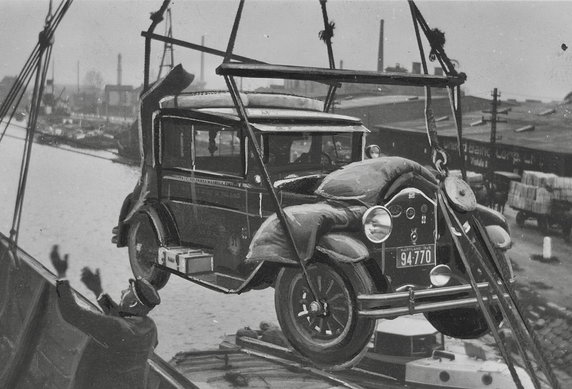 Załadunek samochodu na statek do Ameryki w 1926 r.