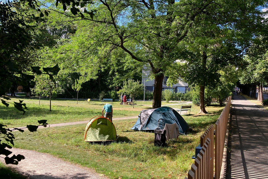 Osoby w kryzysie bezdomności śpiące w parku w stolicy Szwajcarii Bernie