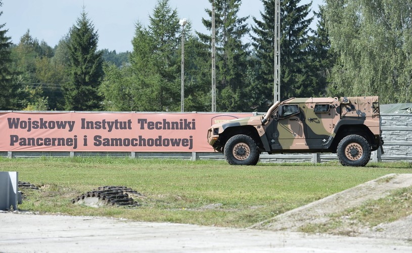Lekki wielozadaniowy pojazd opancerzony Hawkei ma 5,7 m długości i 2,4 m szerokości. Jego masa własna, w zależności od wersji, to 6,1-6,7 t. <br><br> fot. (obm/mr) PAP/Marcin Obara
