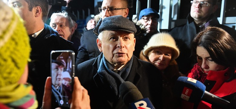 Stała z Jarosławem Kaczyńskim przed aresztem. Kim jest kobieta w moherowym kapeluszu? [FOTO]