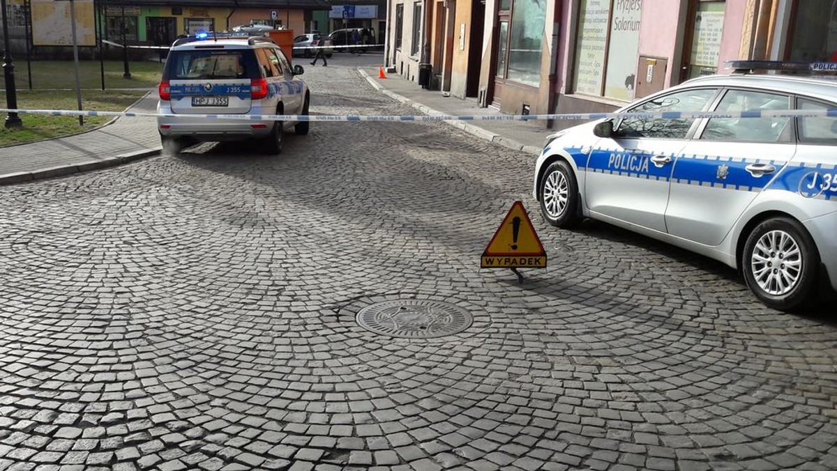 Młody mężczyzna potrącił starszą kobietę idącą po chodniku. Po całym zdarzeniu uciekł, a policja odnalazła go pijanego w jego mieszkaniu.