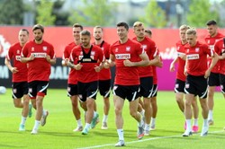 Lewandowski i koledzy podglądali w bazie lotniczej myśliwce F-16