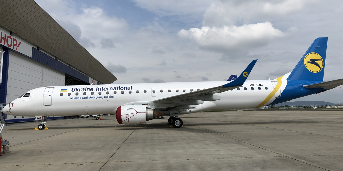 Embraer E-195 ma pomóc Ukraine International Airlines załatać "dziury" w siatce połączeń spowodowane opóźnieniami w dostawach trzech Boeingów 737 MAX