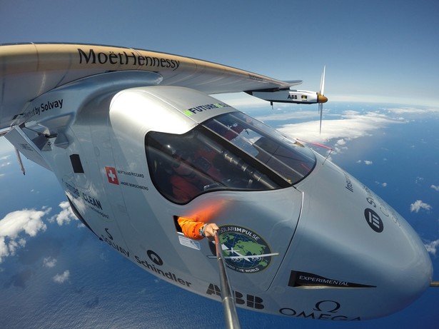 Lot zbudowanej w Szwajcarii maszyny Solar Impulse 2 to promowanie technologii wykorzystujących odnawialne źródła energii. Trasę samolotu podzielono na kilkanaście etapów. Planowane przystanki są przeznaczone na odpoczynek pilotów, przegląd samolotu i kampanię na rzecz czystej energii.