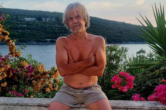 ŽIKA TODOROVIĆ SE SKINUO U BIGOVU! Glumac pozirao bez majice na svojoj terasi, pa pokazao morski raj u kojem puni baterije