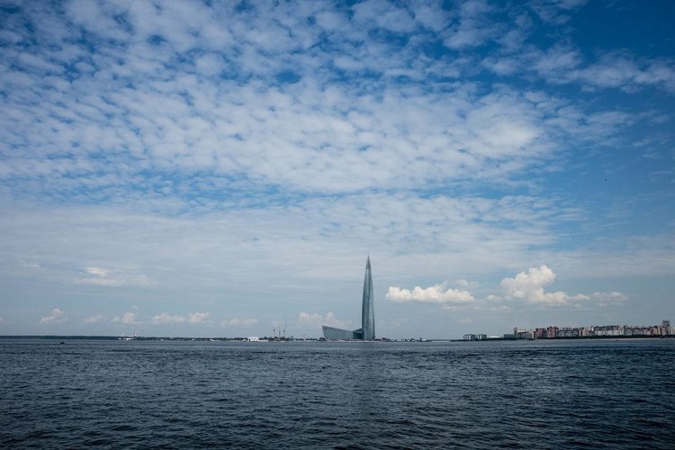 Pierwotnie wieżowiec przypominający rakietę miał nazywać się Gazprom Siti lub Ochta Centr, jednak po protestach budowę drapacza przeniesiono z wpisanej na listę dziedzictwa UNESCO dzielnicy Ochta.<br>
fot. Slava Korolev / lakhta.center