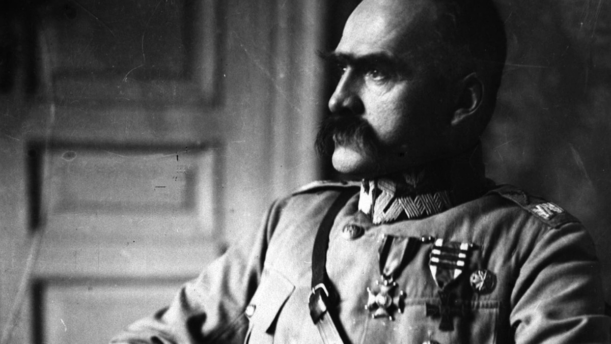 18 listopada 1918 roku zwierzchnik władz cywilnych odrodzonego państwa Józef Piłsudski przyjął ślubowanie prezydenta ministrów Jędrzeja Moraczewskiego. Tworzona przez tego polityka rada ministrów jest uznawana za pierwszy rząd II Rzeczypospolitej.