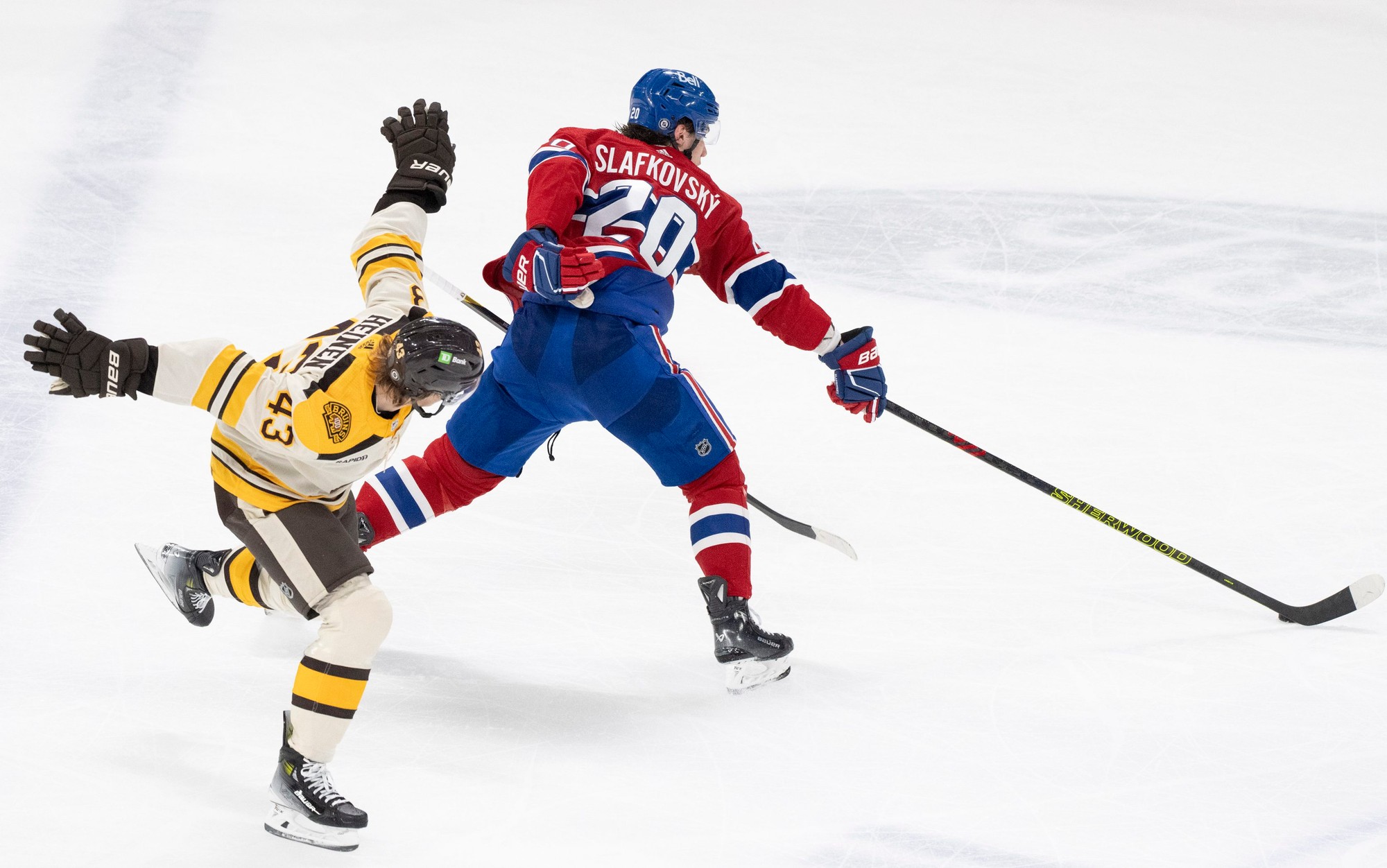 Juraj Slafkovský (Montreal Canadiens) a Danton Heinen (Boston Bruins).