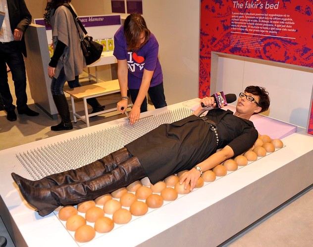 Anna Popek wypróbowała łóżko fakira