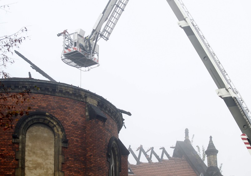 Mimo natychmiastowej akcji, w której uczestniczyło 62 strażaków z 22 zastępów dachu nie udało się uratować. Katedra Wniebowzięcia NMP w Sosnowcu została wybudowana w latach 1893-1899, według projektu Karola Kozłowskiego. Budowla o cechach neoromańskich wzniesiona została jako trójnawowa bazylika z transeptem i wydłużonym prezbiterium zamkniętym półkolistą absydą. Najbardziej znana jest ze względu na unikalne malowidła wykonane przez Włodzimierza Tetmajera (sceny figuralne) i Henryka Uziembło (motywy ornamentalne). Poza tym we wnętrzu na uwagę zasługuje m.in. neomanierystyczny ołtarz główny (kopia krakowskiego ołtarza z kościoła Bożego Ciała) z obrazem Wniebowzięcia NMP, namalowanym przez Włodzimierza Tetmajera, neoromańska ambona, autorstwa Pawła Turbasa, neobarokowe ołtarze boczne poświęcone NMP Nieustającej Pomocy oraz św. Zycie, a także witraże wykonane w latach 1932-1938, według projektu Jana Bukowskiego.