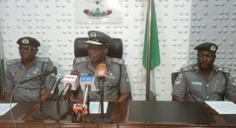 Comptroller Malanta Yusuf, middle, flanked by officers in the command. [NAN]